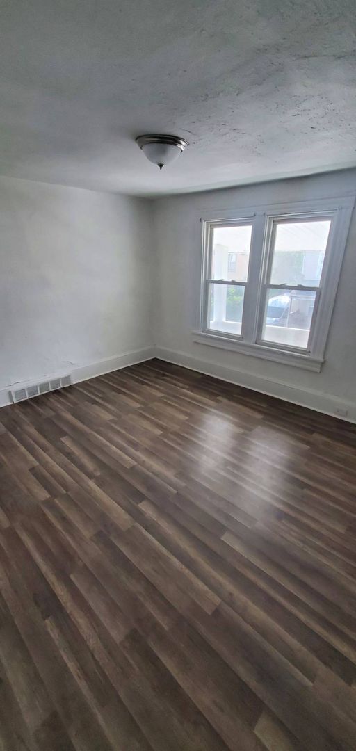 Building Photo - 1375 E 89th St