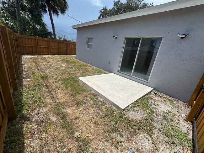 Building Photo - 890 NW 25th Ave