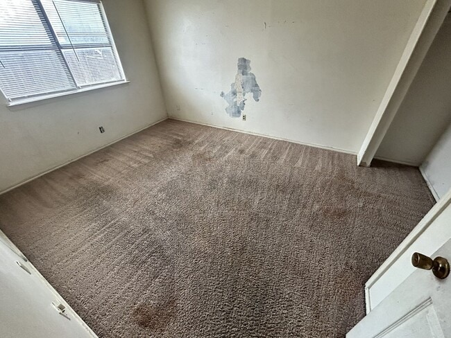 Building Photo - 2218 Hilltop Loop