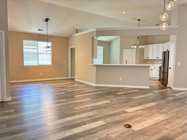 Building Photo - Available 7/9. Gorgeous, Fully Remodeled 3...