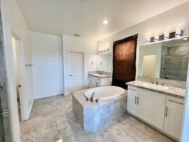 Building Photo - Beautiful 4 Bedroom Home in Clovis!