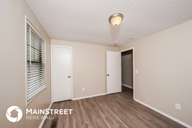 Building Photo - 5057 Oak Leaf Cir