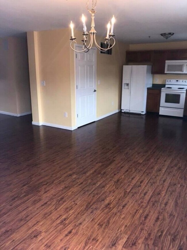 Building Photo - Huge 3 Bedroom 2 Bathroom Garden Apartment