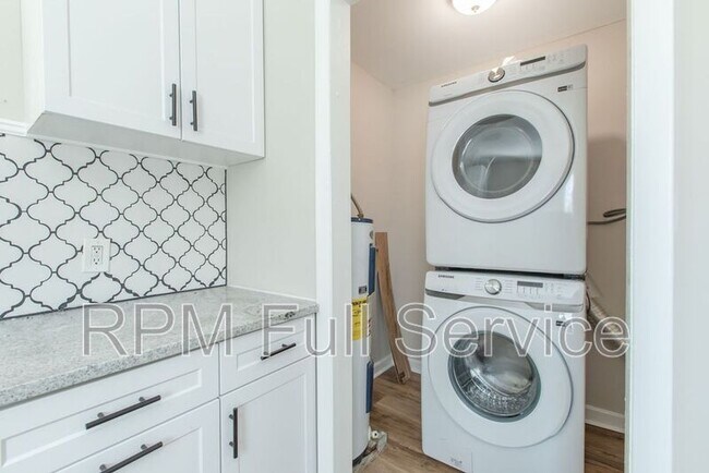 Building Photo - 1002 N Maple St