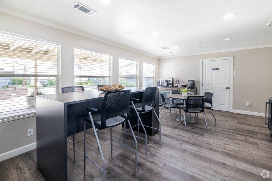 2BR, 2BA - 1002SF lobby - River Run