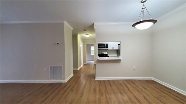 Building Photo - Beautifully Renovated 2 Bedroom, 2 Full Ba...