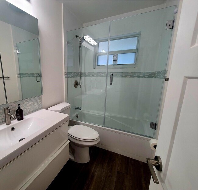 Building Photo - 1320 Arthur St