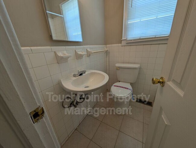 Building Photo - 476 Spring St SW