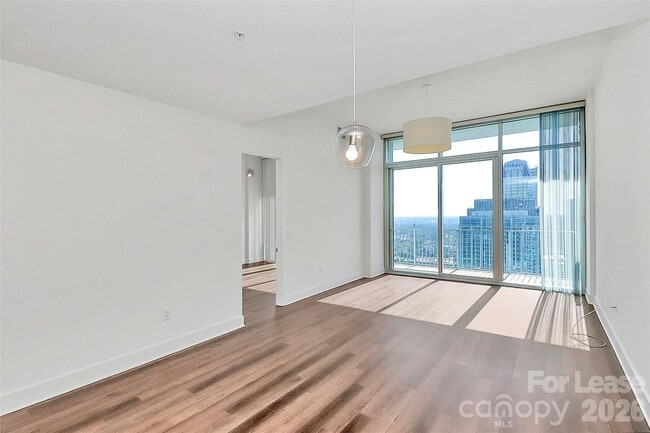 Building Photo - 215 N Pine St