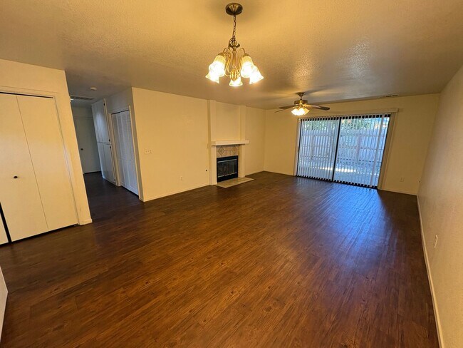 Building Photo - NW Condo Near Shopping Center Available Now!