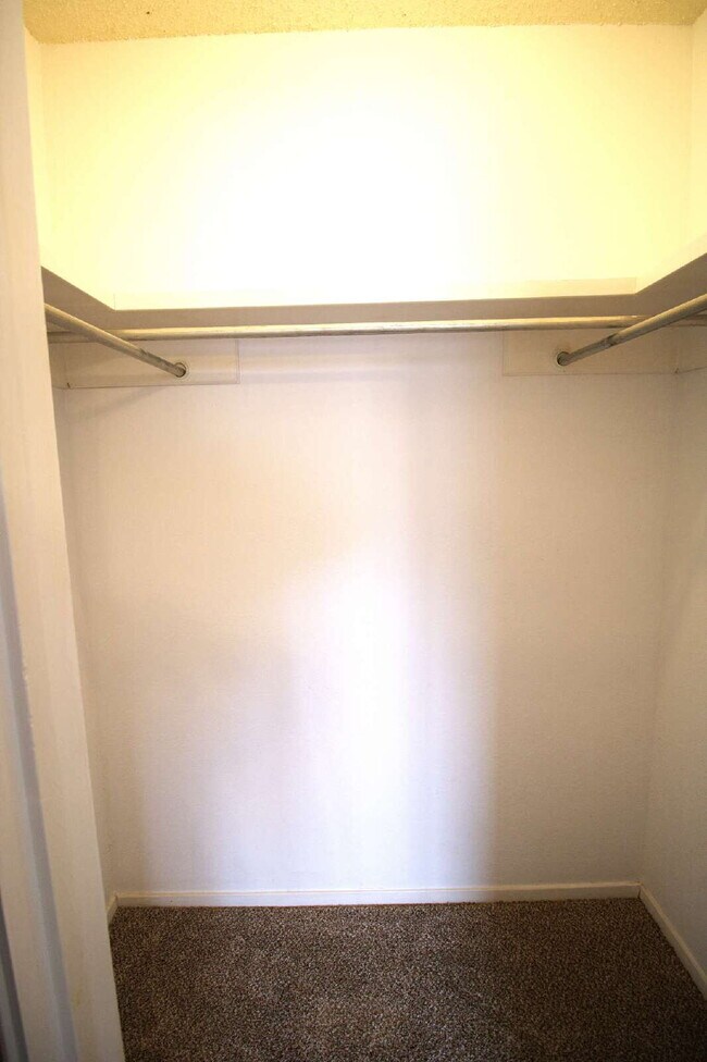 Building Photo - Beautifully updated 3/2/2 in the Meadows -Modern Updates & Flexible Living Space!