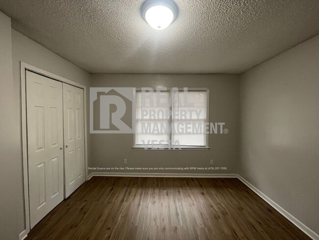 Building Photo - Spacious Two Bedroom Apartment in Warner R...