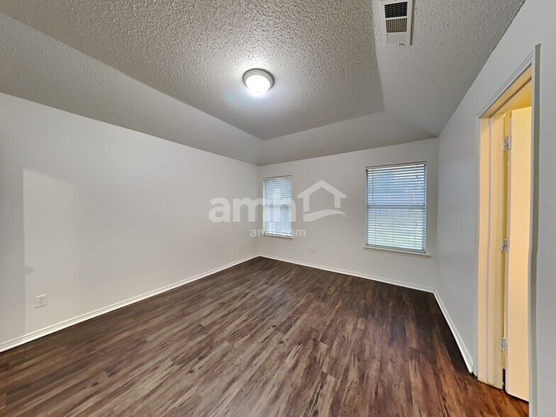 Building Photo - 8551 Western Meadows Dr