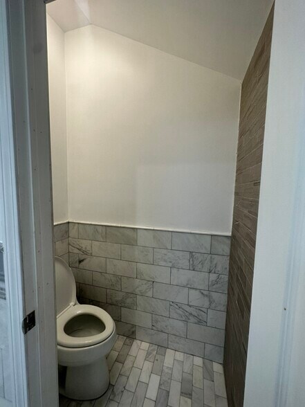 Building Photo - 65 Edgar St