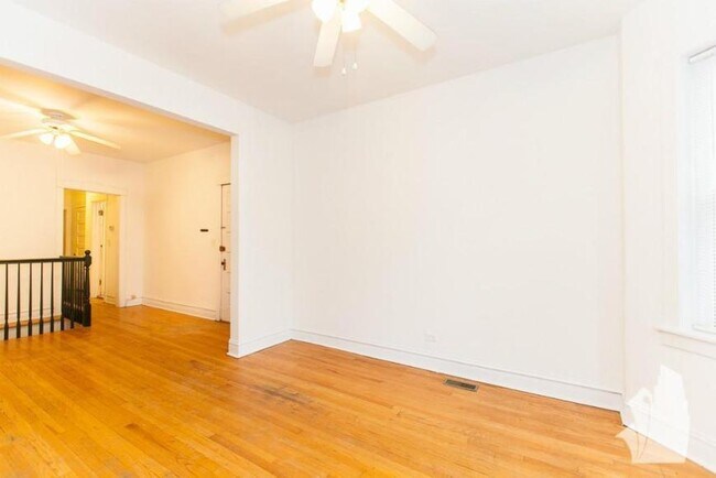 Building Photo - 4 bedroom in Chicago IL 60613