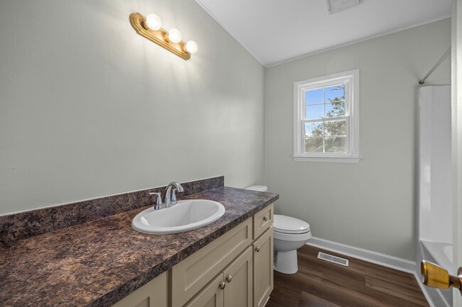 Building Photo - 904 Jennifer Ln