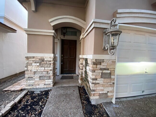 Building Photo - 9813 Sandhill Dr