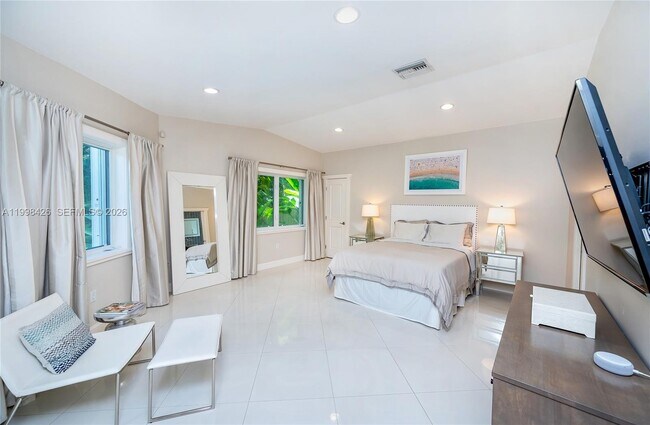 Building Photo - 1003 NE 118th St