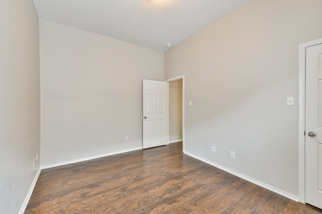 Building Photo - 9623 Wakefield Village Dr
