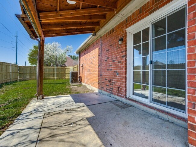 Building Photo - 220 Peach Tree Dr
