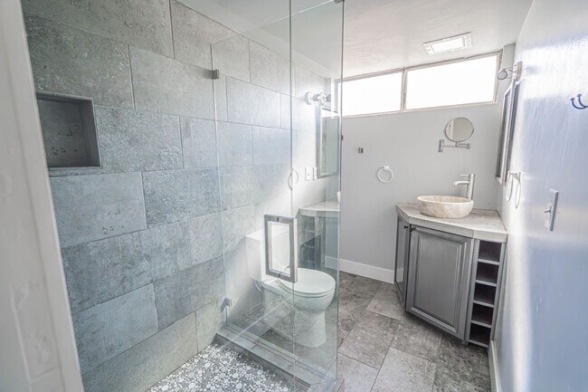 Building Photo - Single Story Pool House for Rent in Canyon Country!