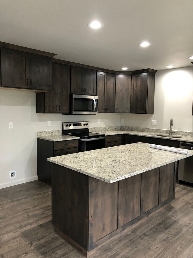 Building Photo - Brand new 3 bedroom house in Roseburg