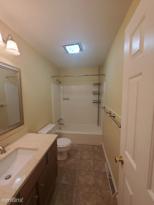 Building Photo - 2 br, 1.5 bath Townhome - 3334 Lynnwood Dr