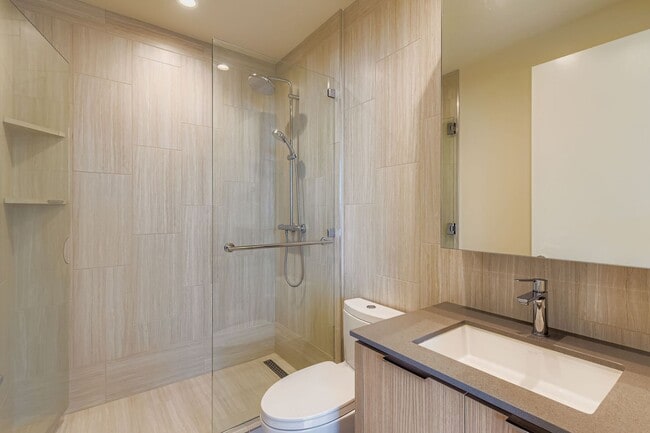 Building Photo - Gorgeous 30th Floor 2BD / 2BA Corner Sky R...