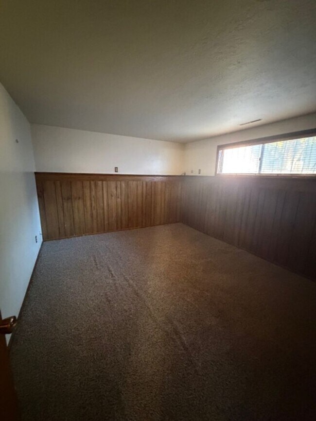 Building Photo - Clean and Comfortable 3 Bedroom, 2 Bathroom Townhouse