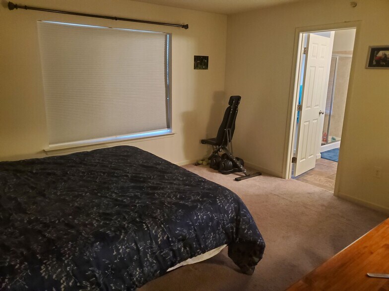 Master Bedroom - 3894 Ashland Dr