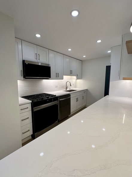 Building Photo - 2800 N Lake Shore Dr