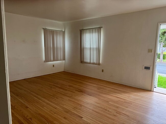 Building Photo - COMPLETELY REMODELLED 1 BEDROOM DUPLEX FOR LEASE!