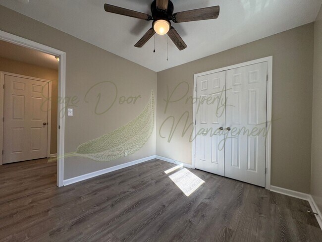 Building Photo - TOWNHOUSE IN BLUE SPRINGS!!!