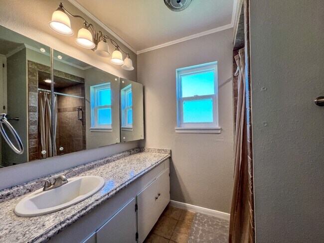 Building Photo - 986 Lone Star Dr