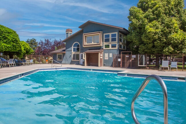 Building Photo - Mountain Shadows