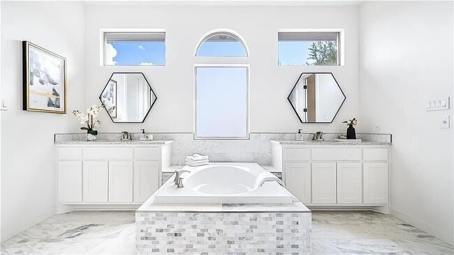 Building Photo - 15101 Barrie Dr