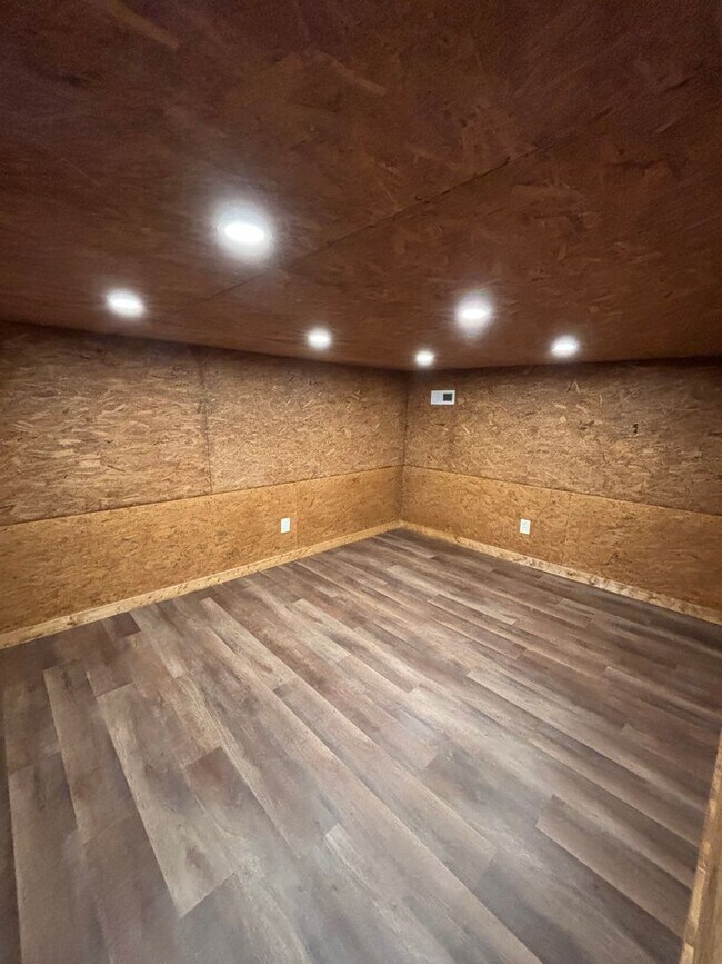 Building Photo - 619 White Oak Dr