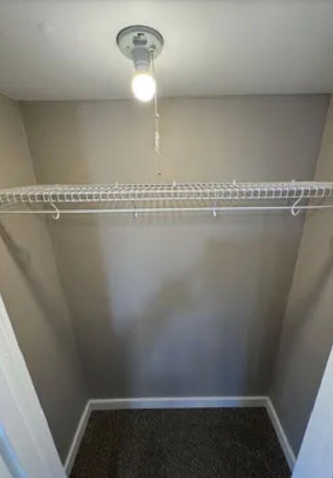 Building Photo - 2 bedroom/1 bath w/carport