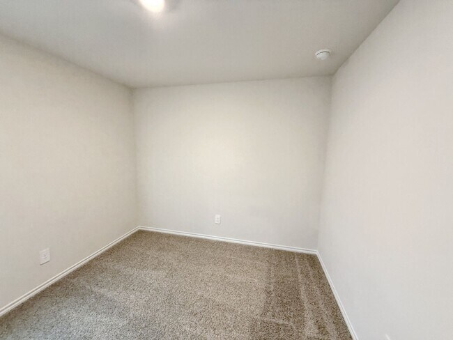 Building Photo - 4/2 in Sweetwater Springs Community, Sherman