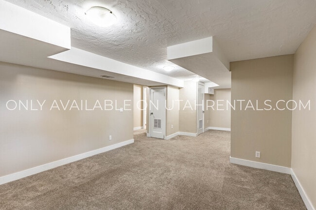 Building Photo - 611 E 350 N
