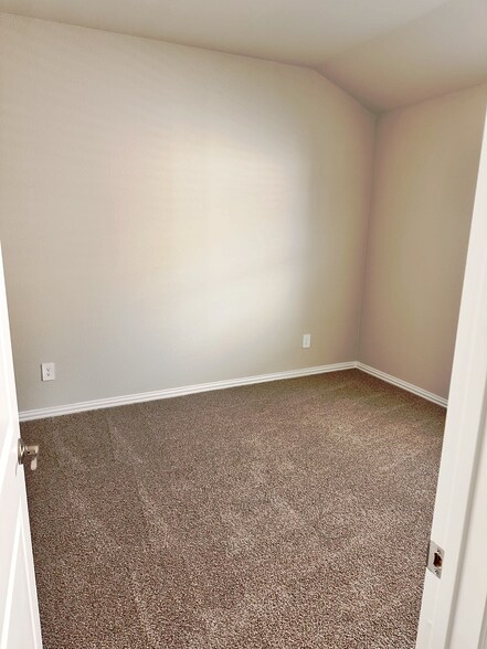 Building Photo - 2217 Dunbar Dr