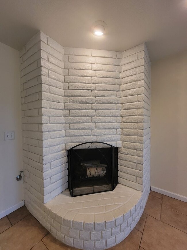 Building Photo - Condo with open floor plan and a two-car g...