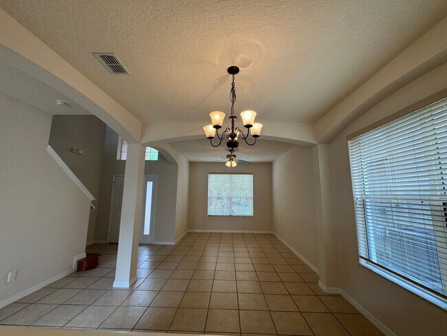 Building Photo - Spacious house with 6 bedrooms and 4.5 bathrooms to call home