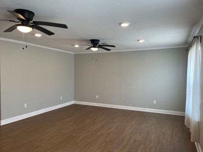 Building Photo - Available Now! Updated and Upgraded 3 Bed/2 Bath_Lawn Care Included