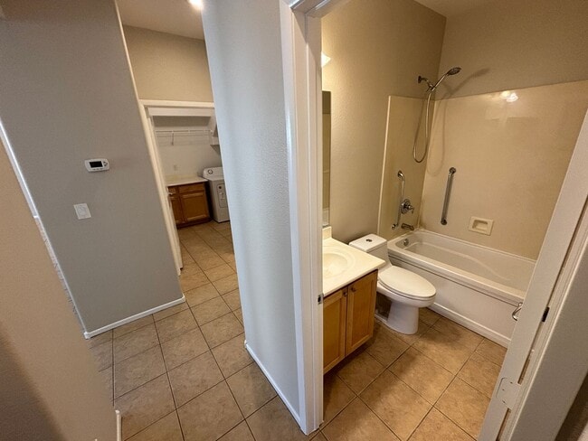 Building Photo - Gorgeous 6Bed/5Bath/4Car, 2-Story Home located in the Mountains Edge