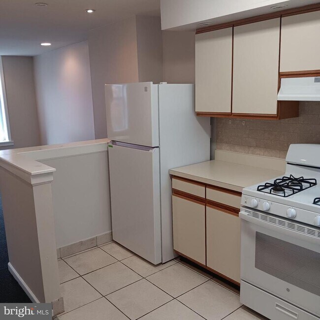 Building Photo - 1732 W Diamond St