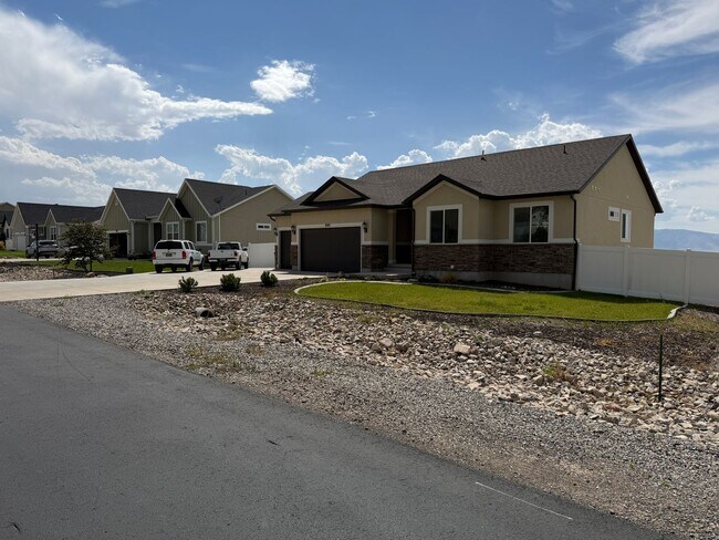 Building Photo - 8285 Lakeshore Dr