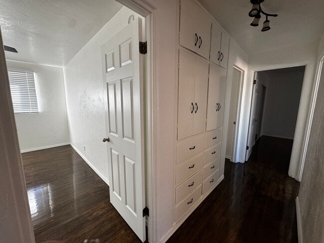 Building Photo - 3 Bedroom 2 Bath Home