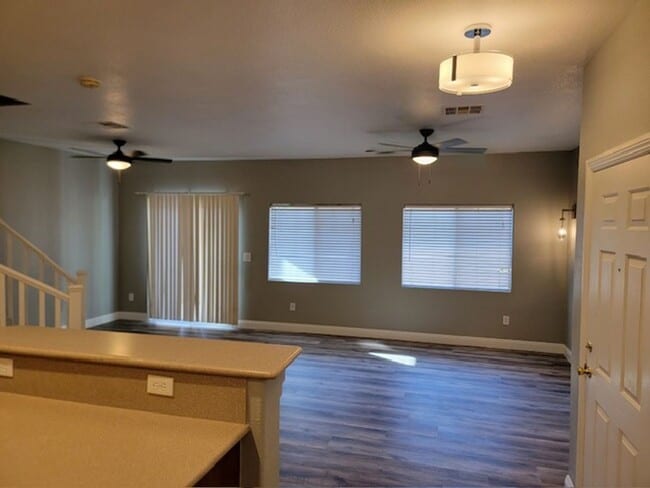 Building Photo - 3 Bedroom Townhouse with a backyard