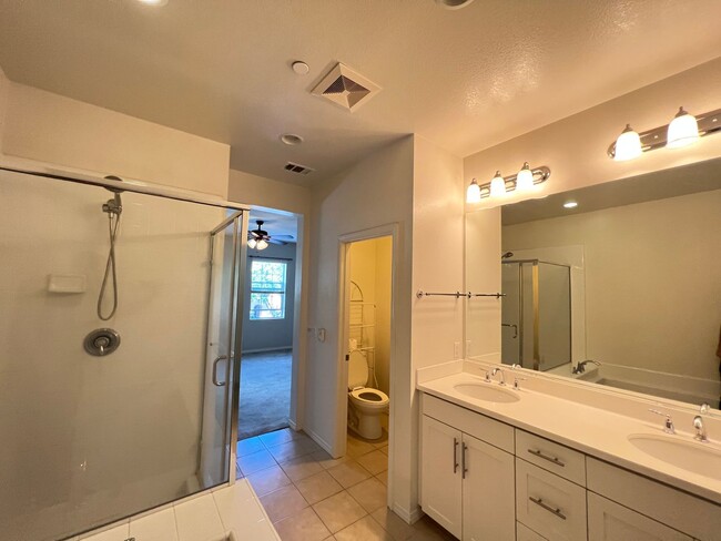 Building Photo - Beautiful 3 Bedroom 2.5 Bathroom Townhome ...